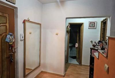 Apartament cu 2 camere decomandat în CET - 5