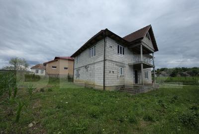 Casa la tara de vanzare, cu 13 ari de teren, la 40 km de Bi - 2