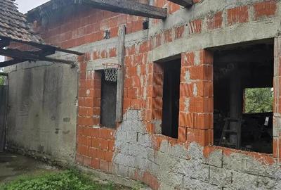 Vand casa loc SUMUGIU, sc 200 mp , parte casa noua la rosu , teren 2670 mp, la sosea, front mare - 1