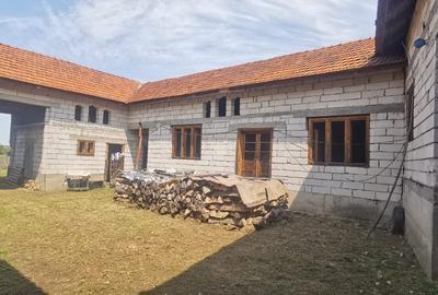 Casă cu 4 camere în Poienii de Jos - 2