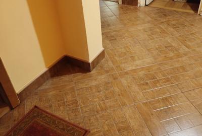 Apartament 3 camere partial mobilat, decomandat, et. 1/4 cu CT, zona Scoala 7 .