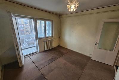 Apartament cu 3 camere decomandat în Micro IV - 25