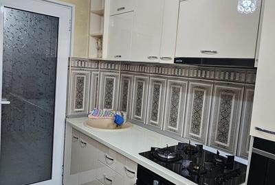 Apartament cu 3 camere semidecomandat în Micro 17