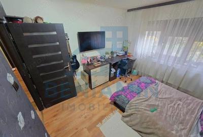Apartament cu 3 camere decomandat în Craiovița Nouă