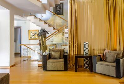 Casă individuală cu 12 camere cu Canalizare în Iancu Nicolae