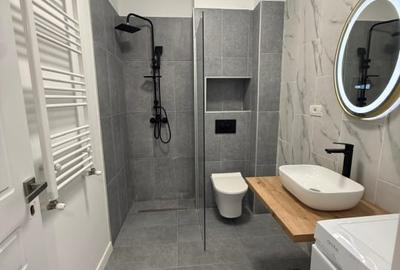 Apartament cu 3 camere semidecomandat în Km 5 - 18