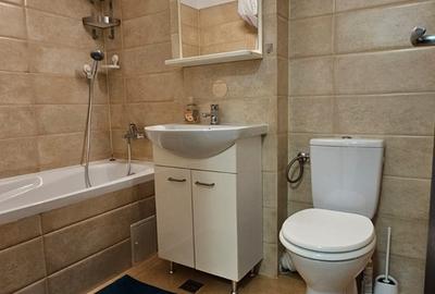 Apartament cu 3 camere decomandat în Titan