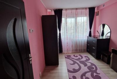 Se ofera spre inchiriere un apartament cu 2 camere, aflat intr-un bloc din zona - 4