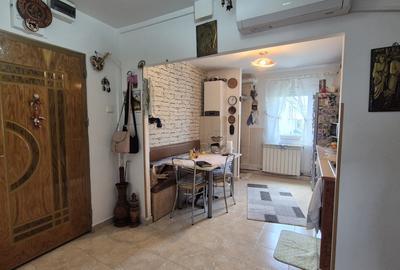Apartament cu 4 camere decomandat în CET - 4