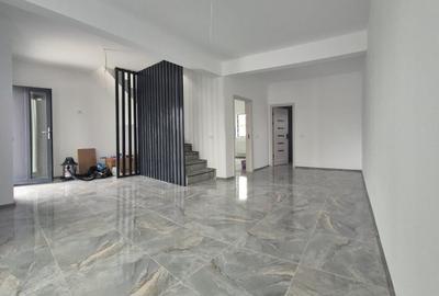 Casă cu 4 camere cu Canalizare în Lumina - 2