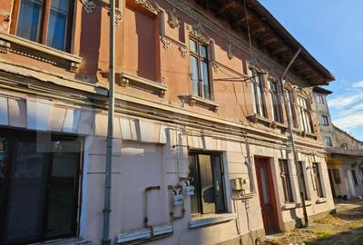 Casă cu 11 camere cu Teren 720 Mp în Democrației - 2