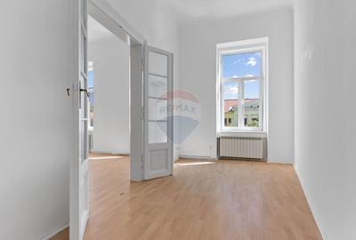 Apartament cu 3 camere semidecomandat în Central