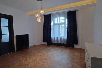 Apartament cu 3 camere semidecomandat în Central - 1