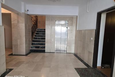 Apartament cu 3 camere decomandat în P-ța Victoriei