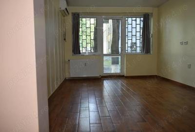 Spațiu comercial, de 25 mp, în Central - 3