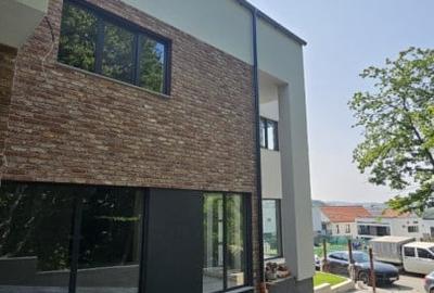 Duplex cu 5 camere cu Canalizare în Central - 1