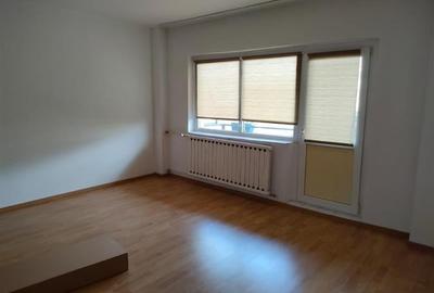 Apartament cu 3 camere decomandat în Mihai Bravu