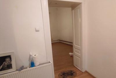 Casă cu 4 camere decomandat în Central