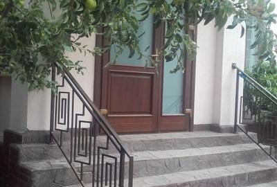 Casă individuală cu 5 camere cu Canalizare în Central - 2