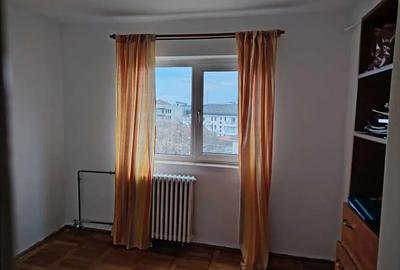 Apartament cu 3 camere semidecomandat în Girocului