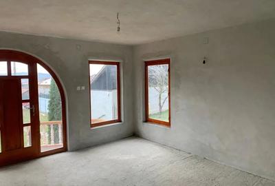 Casă cu 3 camere cu Teren 900 Mp în Teișani - 2