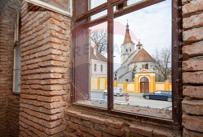 Casă cu 8 camere cu Canalizare în Central