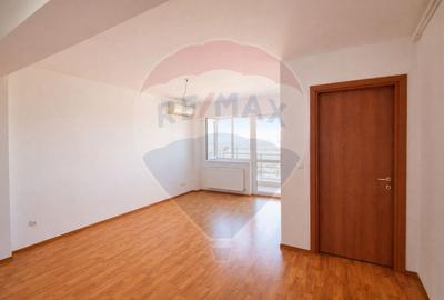 Apartament cu 3 camere semidecomandat în Sud