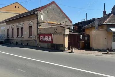 Vand casa , situata central , str. T.Popovici nr.2 - 3