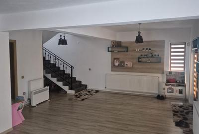 Casă cu 4 camere în Central - 2