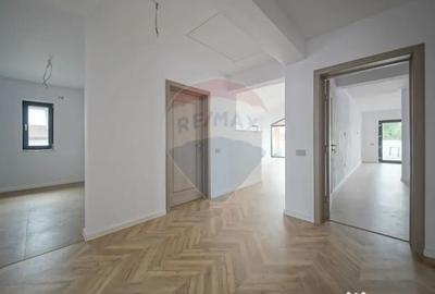 Casă cu 4 camere cu Teren 560 Mp în Stupini