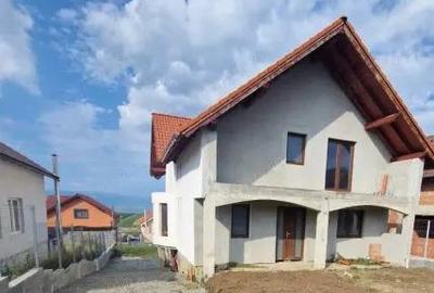 Casa la rosu in Sura Mare