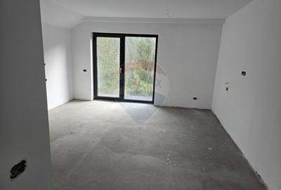 Casă cu 7 camere cu Teren 1096 Mp în Central