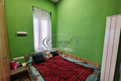 Investitie ideala: casa cu 2 unitati locative si curte, str. - 7