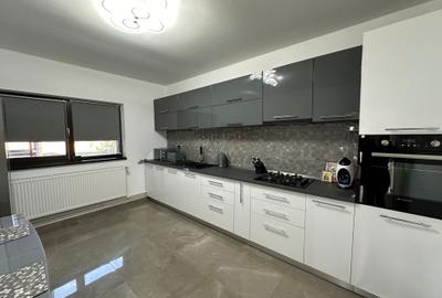 Casă cu 4 camere cu Teren 2000 Mp în Central - 1