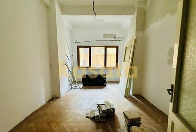 Apartament cu 3 camere semidecomandat în Universitate
