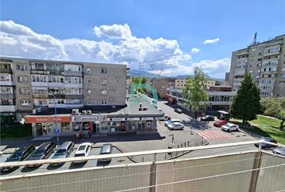 Apartament cu 3 camere semidecomandat în Tractorul - 5