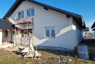 Vand vila Parter , str Apateului -Sinmartin, SC-240 mp , teren 668 mp , garaj , utilitati , trifazic - 12