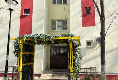 Apartament cu 3 camere semidecomandat în Berceni