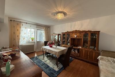 Apartament cu 3 camere decomandat, mobilat în Cetate