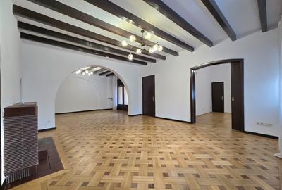 Casă cu 8 camere cu Canalizare în Dorobanți - 1