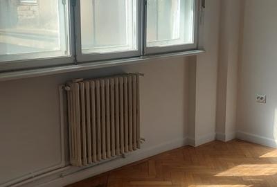 Apartament cu 3 camere semidecomandat în Centrul Istoric