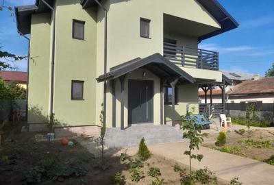 Casă cu 4 camere cu Teren 600 Mp în Central - 1