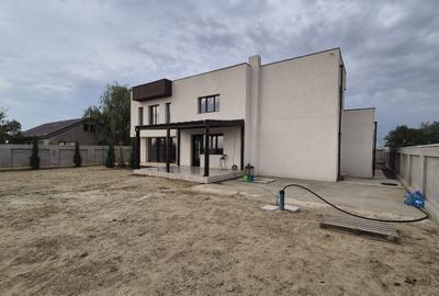 Casă individuală cu 5 camere cu Garaj în 1 Decembrie - 26