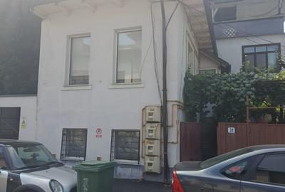 Casă compusă din demisol + parter  Suprafață totală: 64 mp loc parcare in curte - 16