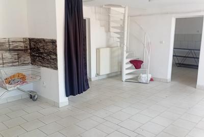 Spațiu comercial, de 80 mp, în Central - 3