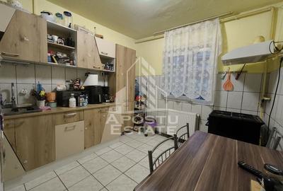 Apartament cu 3 camere,decomandat,centrala proprie,zona Dambovita - 1
