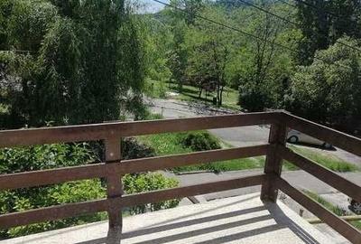 Casă cu 4 camere în Central - 2