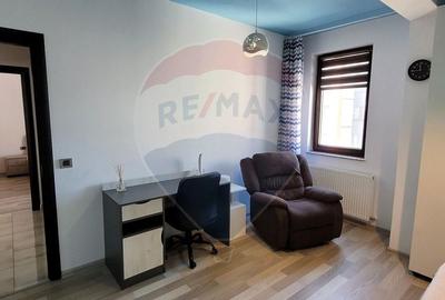 Apartament cu 3 camere semidecomandat, mobilat în Tractorul - 8