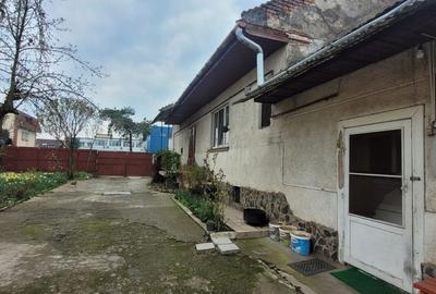 Casă cu 3 camere cu Canalizare în Central