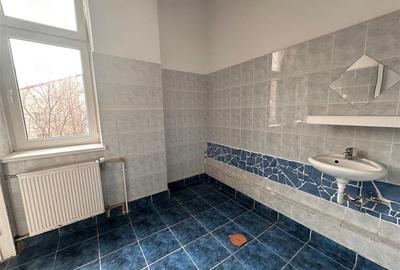 Casă cu 12 camere cu Teren 629 Mp în Tineretului - 12